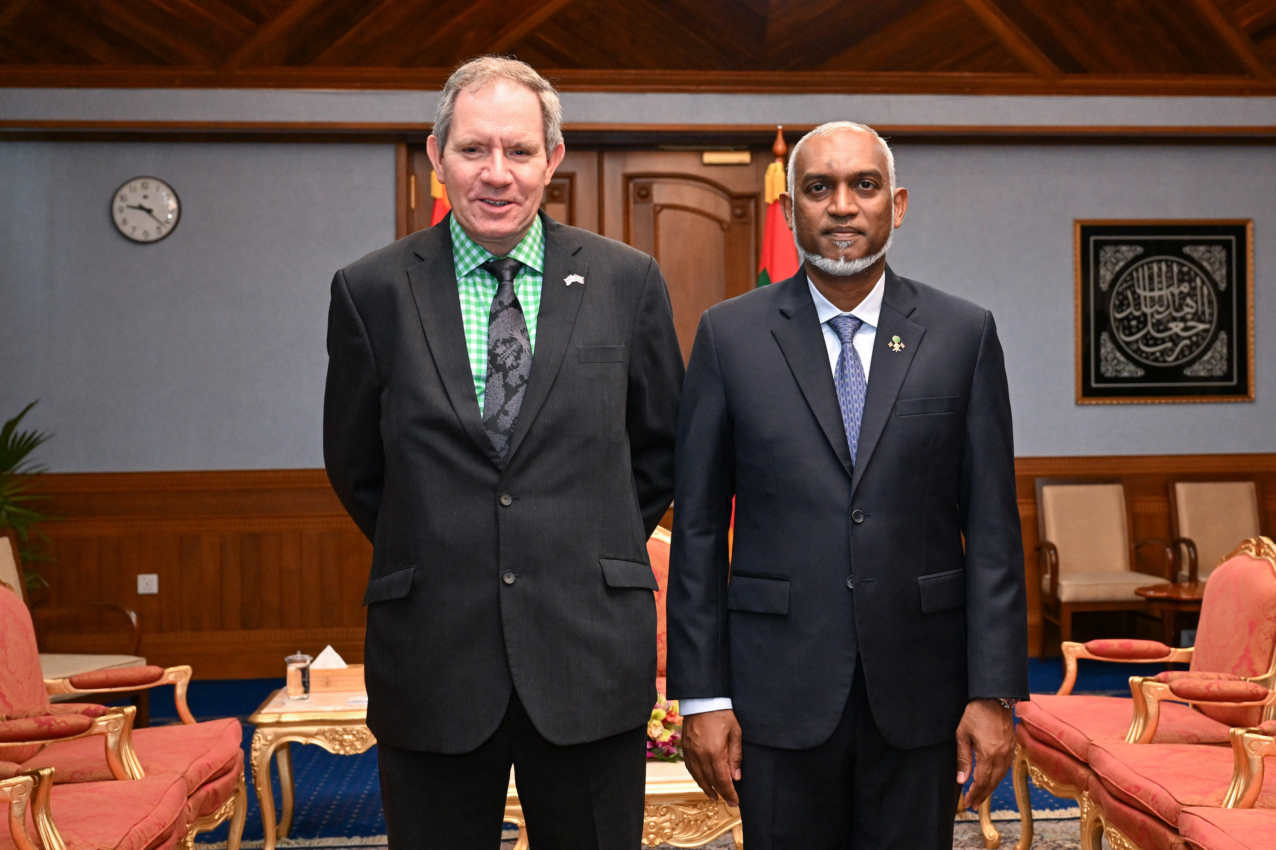 އިނގިރޭސިވިލާތުން ރާއްޖެއަށް ކަނޑައެޅުއްވި އައު ސަފޫރުގެ ފަތްކޮޅު ރައީސް އަށް އަރުވައިފި